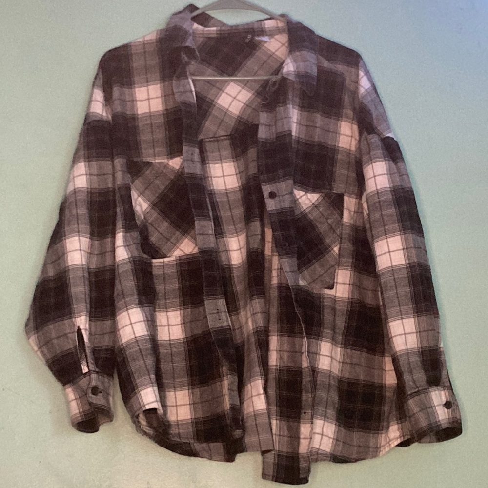 Flannel | black and white | 2 shirt pockets on both sides |